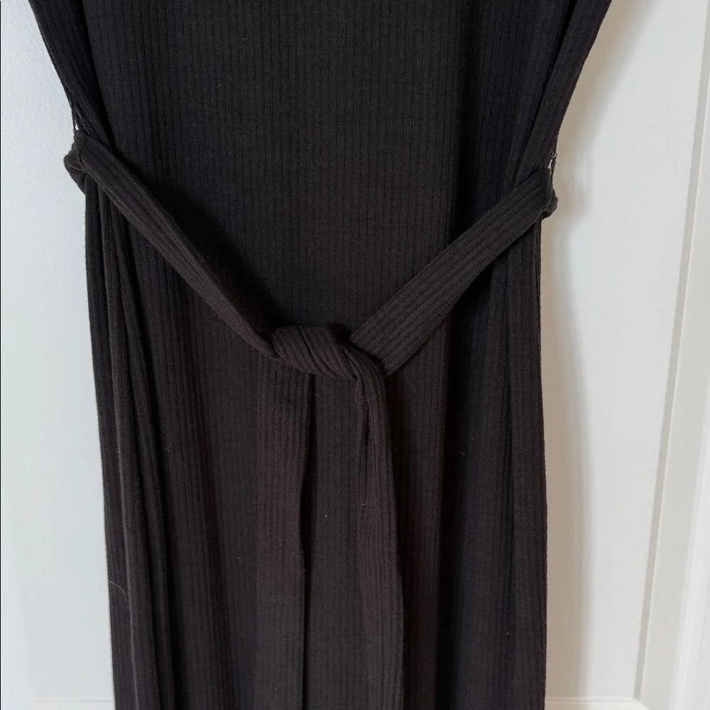 Chic Black Midi Dress with Belt - Picture 4 of 7